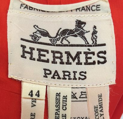 null HERMÈS Paris

Lot de deux jupes, l’une en lainage marron, l’autre rouge, agrémentées...