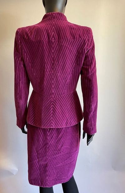 null Thierry MUGLER

Tailleur en coton violet à rayures, comprenant une veste à manche...