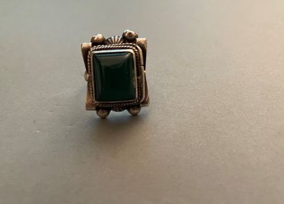 null Bague en argent de forme motif rectangulaire ornée d'une pierre verte découvrant...