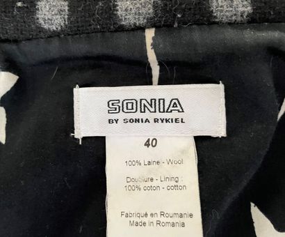 null SONIA by Sonia RYKIEL

Veste en laine noire à pois gris cintrée, col cranté,...