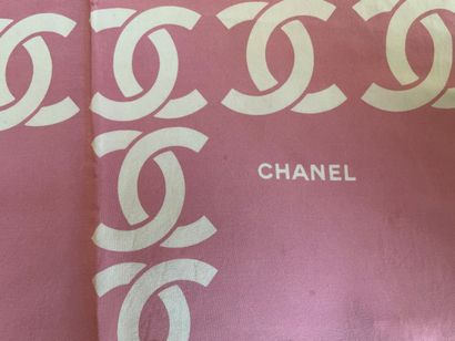 null CHANEL

Foulard en soie rose à motif de C entrelacés

82 x 88 cm

Taches, u...
