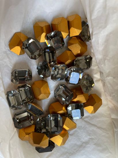 null Stock de cristaux SWAROVSKI, plus de 120 variétés

 (environ 14500 pièces)