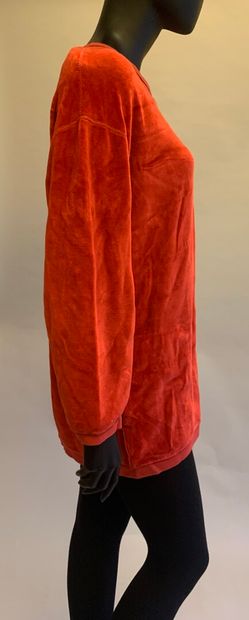 null Sonia RYKIEL

Robe en velours rouge à poches kangourou, 

Taille 42 environ...