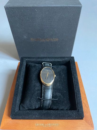 null BAUME & MERCIER

Montre ovale en métal doré, cadre noir dans son coffret d’...