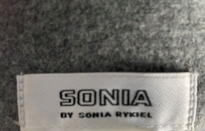 null SONIA by Sonia RYKIEL

Jupe en lainage gris, le bas à pans arrondis orné de...