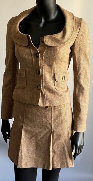 null BURBERRY 

Tailleur en lainage chevrons beiges comprenant une veste courte à...