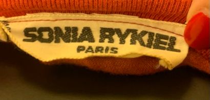 null Sonia RYKIEL

Robe en velours rouge à poches kangourou, 

Taille 42 environ...