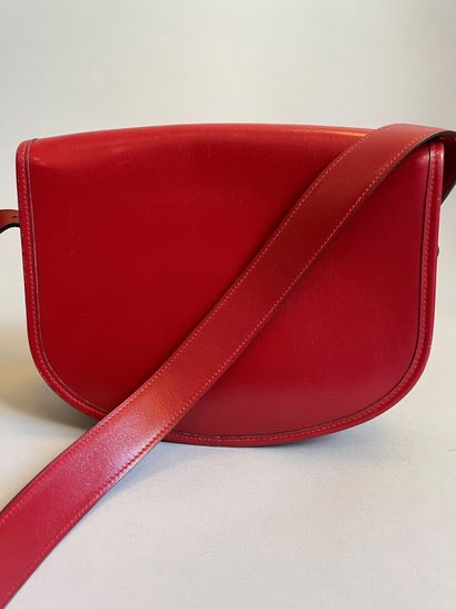 null HERMÈS Paris Made in France 

Sac « Balle de Golf » en cuir rouge, fermeture...