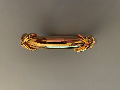 null MONET

Bracelet jonc en métal doré orné de deux motifs de rubans croisés. Signé

Int...