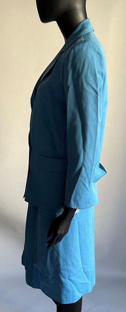 null BALENCIAGA

Tailleur en lainage bleu ciel, veste à double boutonnage, jupe droite,...