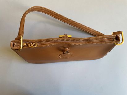 null LONGCHAMP

Sac 28 cm en cuir beige, fermeture à mousqueton et zip.

Bon éta...