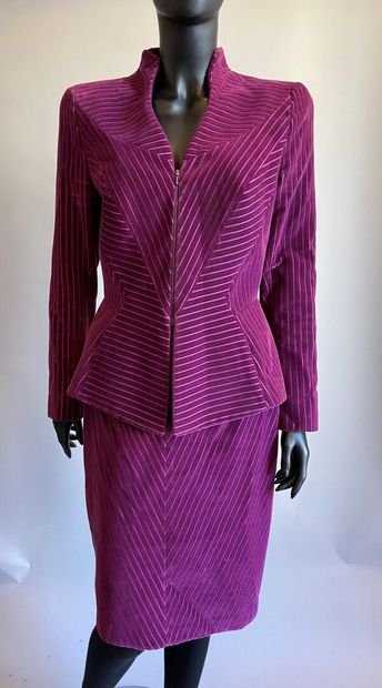 null Thierry MUGLER

Tailleur en coton violet à rayures, comprenant une veste à manche...