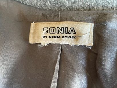 null SONIA by Sonia RYKIEL

Manteau en lainage gris à surpiqures, simple boutonnage,...