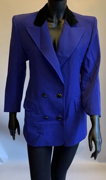 null Guy LAROCHE Boutique 

Lot comprenant une veste en lainage bleu roi, gansée...