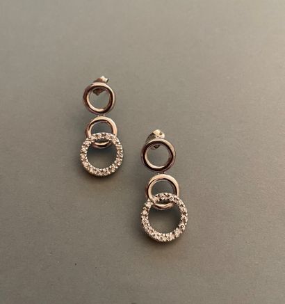 null Paire de boucles d'oreille en argent, formées de trois cercles, le plus grand...