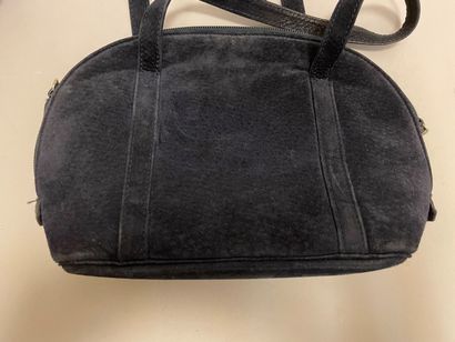 null LONGCHAMP, ROCHAS

Sacoche en nylon et cuir marron, fermeture à double patte...