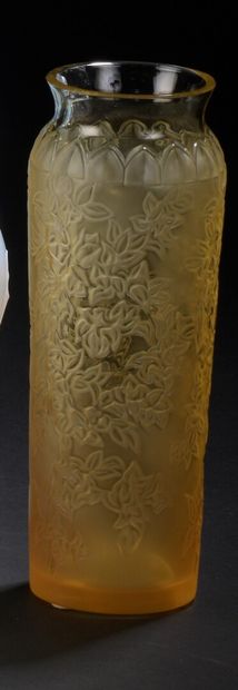 null LALIQUE CRYSTAL

Bougainvillier" vase (model created in 1996).

Proof in pressed...