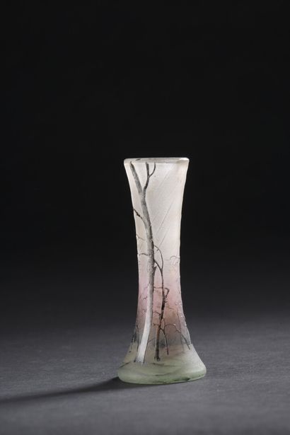 null DAUM - NANCY

Vase miniature à corps diabolo. Épreuve en verre blanc entièrement...