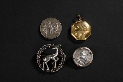 FRENCH WORK

Lot of four medals and brooches...