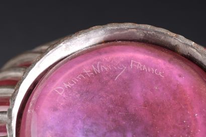 null DAUM & Louis MAJORELLE (1859-1926)

Spherical vase blown in a wrought iron frame....