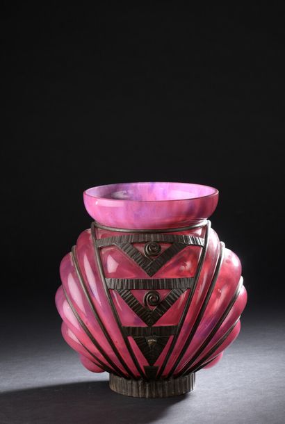 DAUM & Louis MAJORELLE (1859-1926)

Vase...