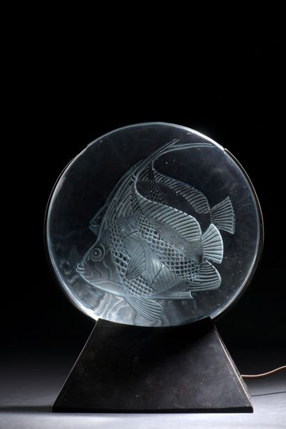 null René LALIQUE (1860-1945)

Lampe de cheminée « Poissons ». Épreuve en verre blanc...