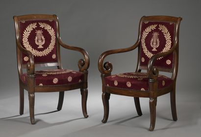 null Pair of mahogany armchairs, the armrests in scroll.

Restoration period.

92...