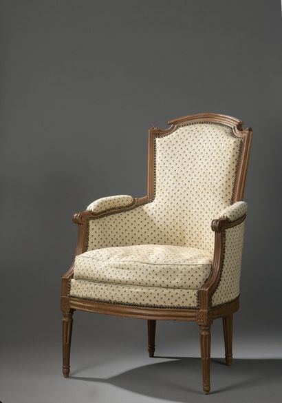 null Molded wood bergère, back in gendarme hat, fluted tapered legs.

Louis XVI ...