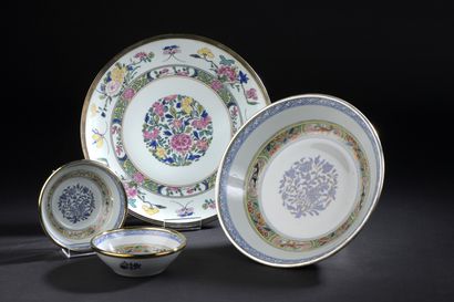 null Jatte, two bowls and dish in porcelain of Limoges in the taste of China, 

The...