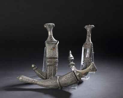 null 
*Three Arabian jambiya daggers in silver and silver plated metal.




Late...