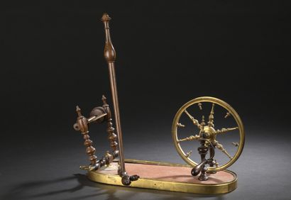 null Gilt bronze spinning wheel, with several solid rosewood accessories

18th century.

H...