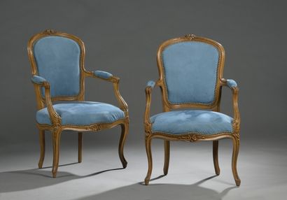 null Pair of cabriolets armchairs, in molded and carved beech. 

Louis XV style.

87...