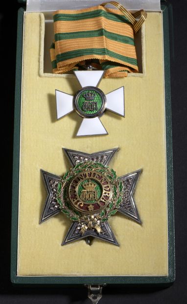 null LUXEMBOUG - Order of the Crown of Oak.

Medal with its tie and plaque of grand...