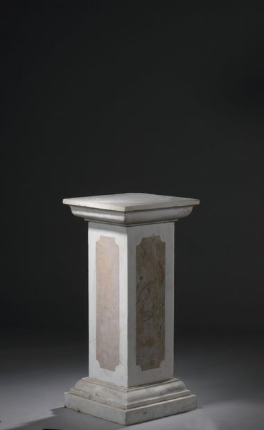 null Sheath in marble veneer and cement in the taste of the 18th century.

80 x 36...
