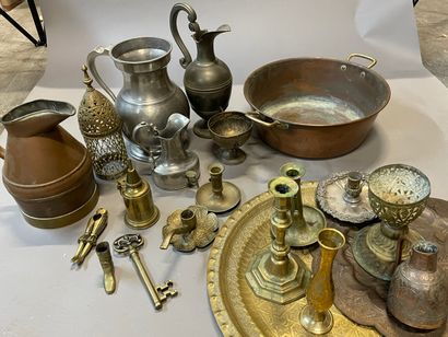 null Two boxes of various knick-knacks: world map, coffee grinders, brassware (basins,...