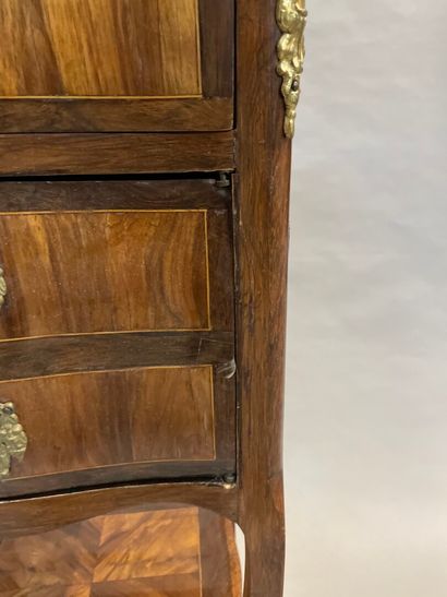 null Veneer bedside table, opening with a drawer, a pull, and a door simulating drawers....