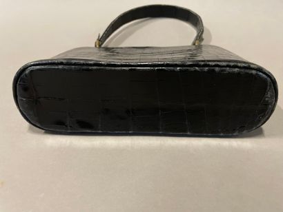 null Small handbag in black crocodile style leather.

Circa 1940. 

17 x 22,5 x 7...