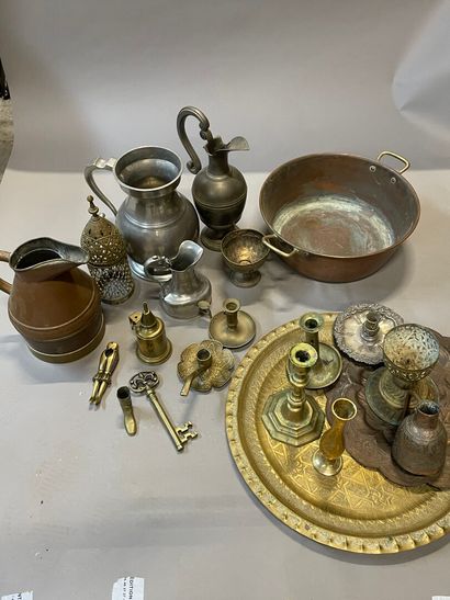 null Two boxes of various knick-knacks: world map, coffee grinders, brassware (basins,...