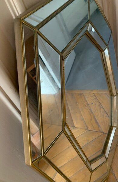 null Octagonal mirror with gilt bronze bezels.

82 x 71 cm.