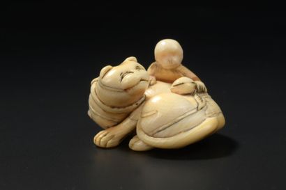 null JAPAN - 18th century

Ivory netsuke, cat lying down playing with ribbons while...