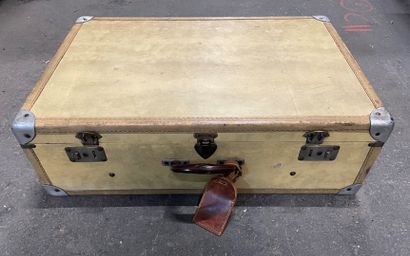 null Varnished paper suitcase, the corners covered with leather.

Early 20th century....