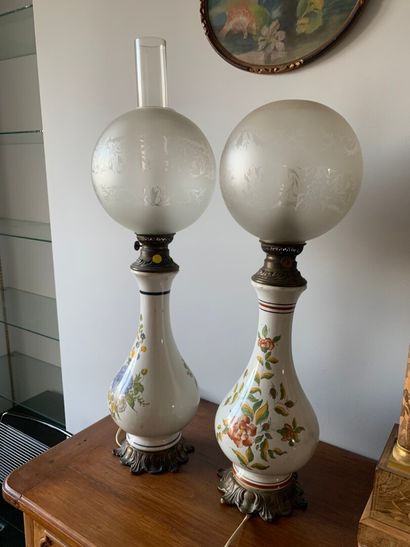 null Pair of earthenware oil lamps with flowers decoration, brass mounting

H : 60...