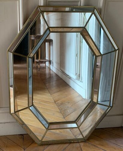 Miroir octogonal à parcloses en bronze doré.

82...