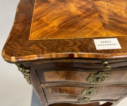 null Veneer bedside table, opening with a drawer, a pull, and a door simulating drawers....