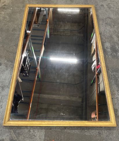 null Rectangular mirror in moulded wood and gilded. 

135 x 83 cm