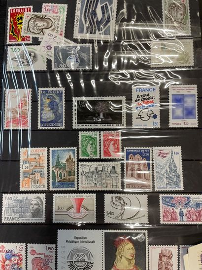 null Caisse de timbres : nombreux facials non oblitérés, enveloppes premiers jours,...