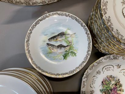 null Trois parties de service de table en porcelaine à décor de poissons, de personnages...