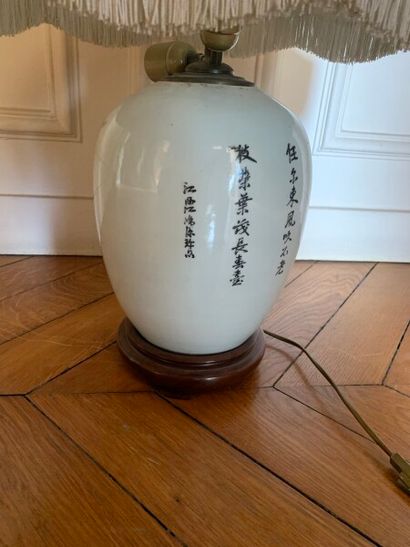 null Porcelain ovoid vase decorated with flowers in the Chinese style.

H. 28 cm...