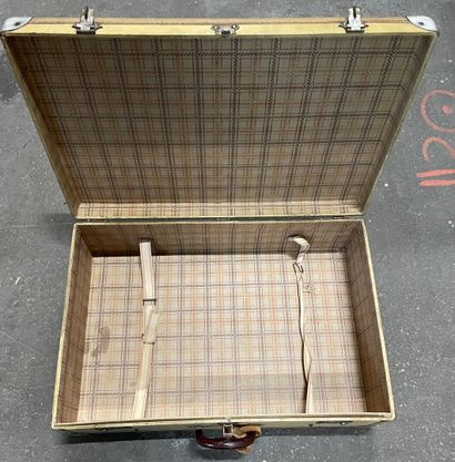 null Varnished paper suitcase, the corners covered with leather.

Early 20th century....
