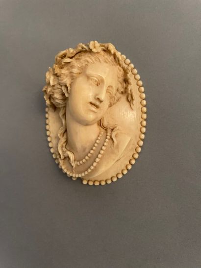 null Médaillon ovale en ivoire sculpté en haut relief d'un buste de jeune femme à...